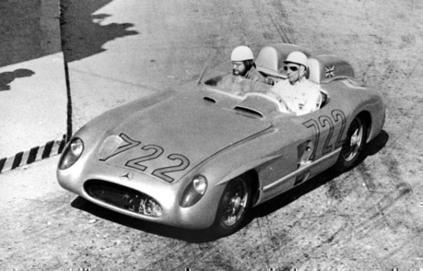 Mercedes-Benz 300 SLR Rennsportwagen (W 196 S), Siegerfahrzeug von Stirling Moss und Denis Jenkinson mit der Startnummer 722 bei der Mille Miglia 1955. Foto aus Brescia am 1. Mai 1955.